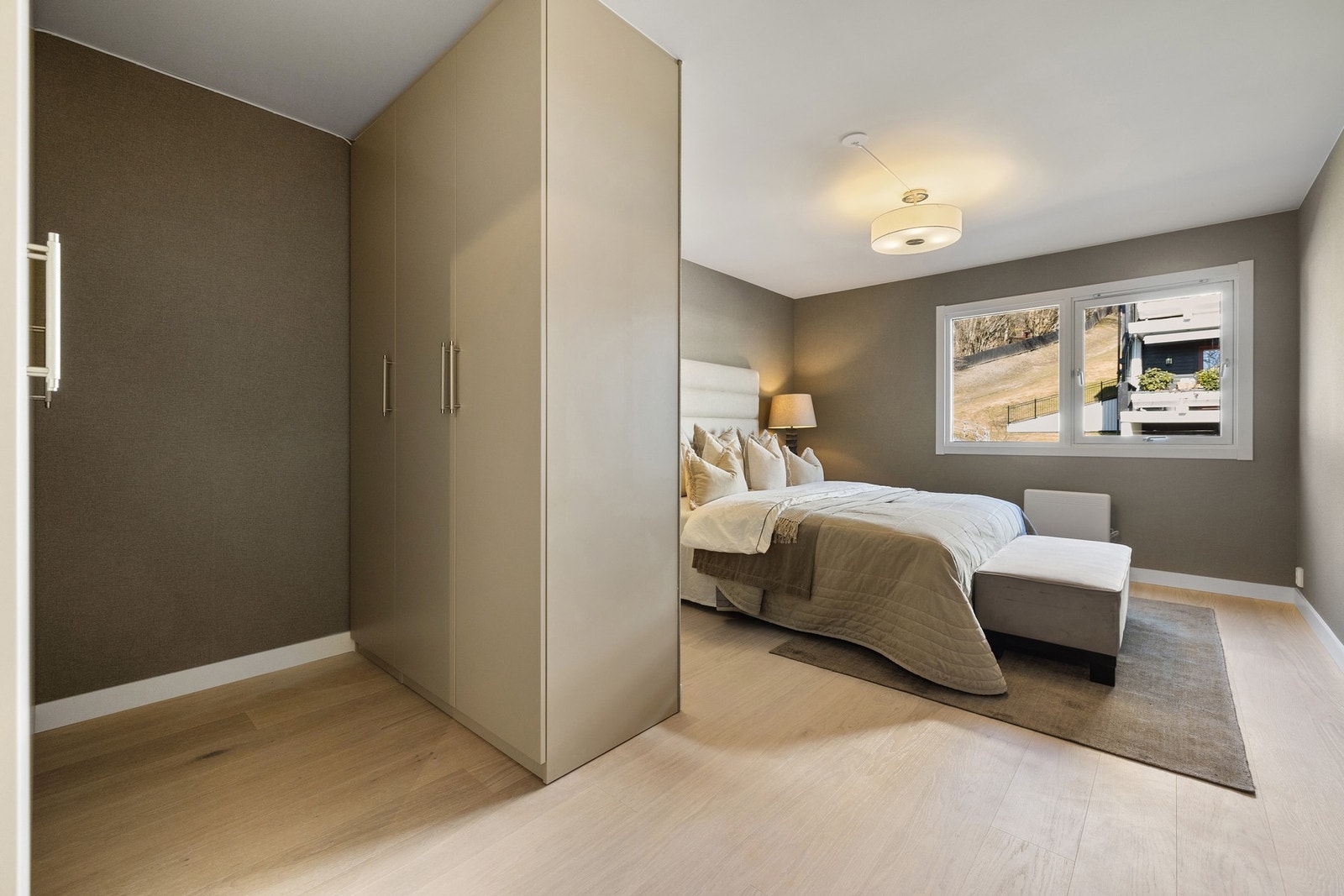 Hovedsoverommet har et stort nordvendt vindu som gir behagelig lysinnfall, samt at det gir en sval temperatur. Galleribilde