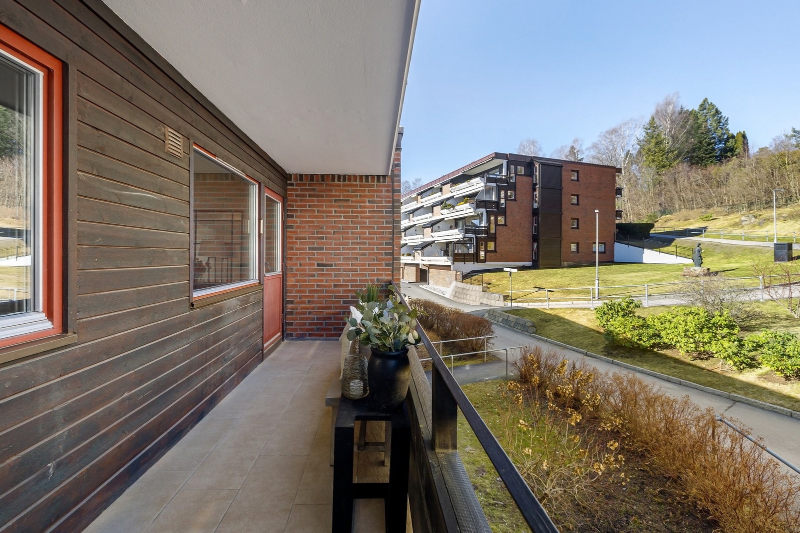 Denne balkongen gir et mer tilbaketrukket og behagelig oppholdssted, perfekt for en svalere pause på varme sommerdager eller en rolig morgen med kaffekoppen. Galleribilde