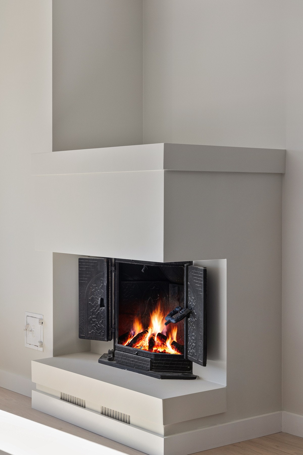 I stuen er det en stemningsfull peis som varmer godt på de kjøligere dagene. Galleribilde