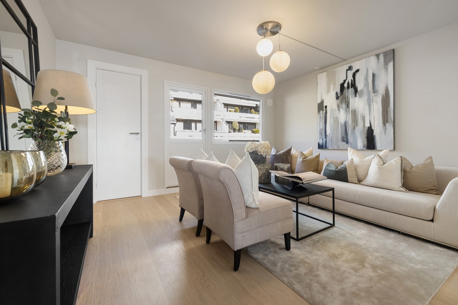 I den andre enden av boligen finner man en ekstra stue, som med sin fleksible utforming passer ypperlig som TV-stue, hjemmekontor eller eventuelt et tredje soverom etter behov. Galleribilde