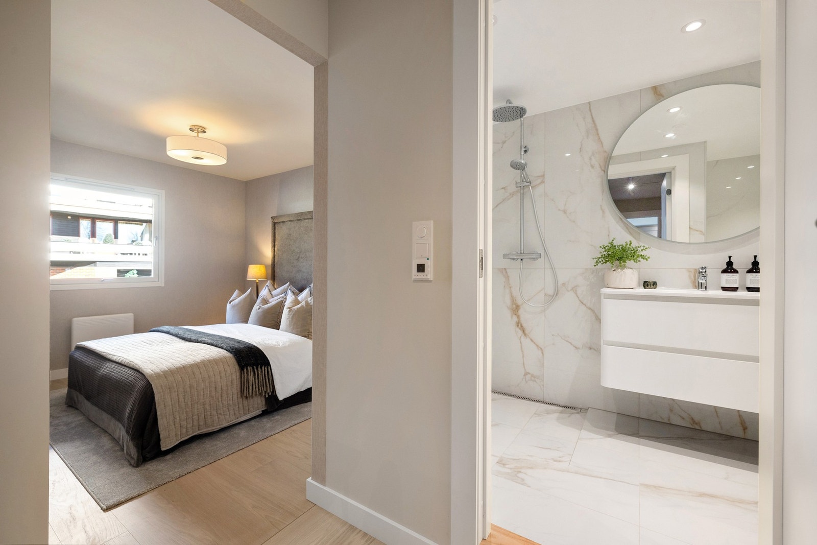 Soverom 2 ligger i en egen suiteløsning med tilgang til gang og bad/vaskerom. Galleribilde