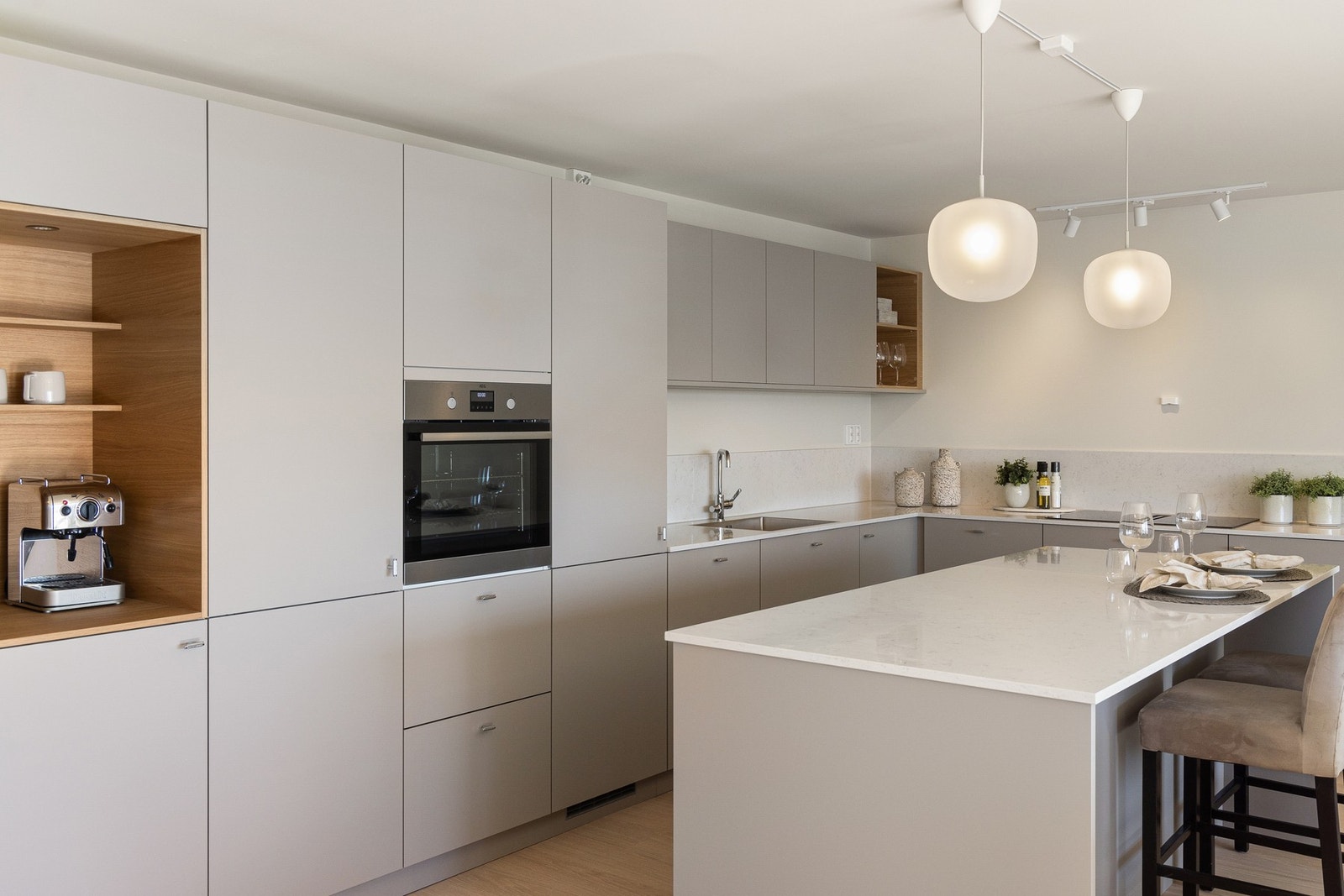 Kjøkkenet er utstyrt med integrerte hvitevarer fra anerkjente leverandører. Galleribilde