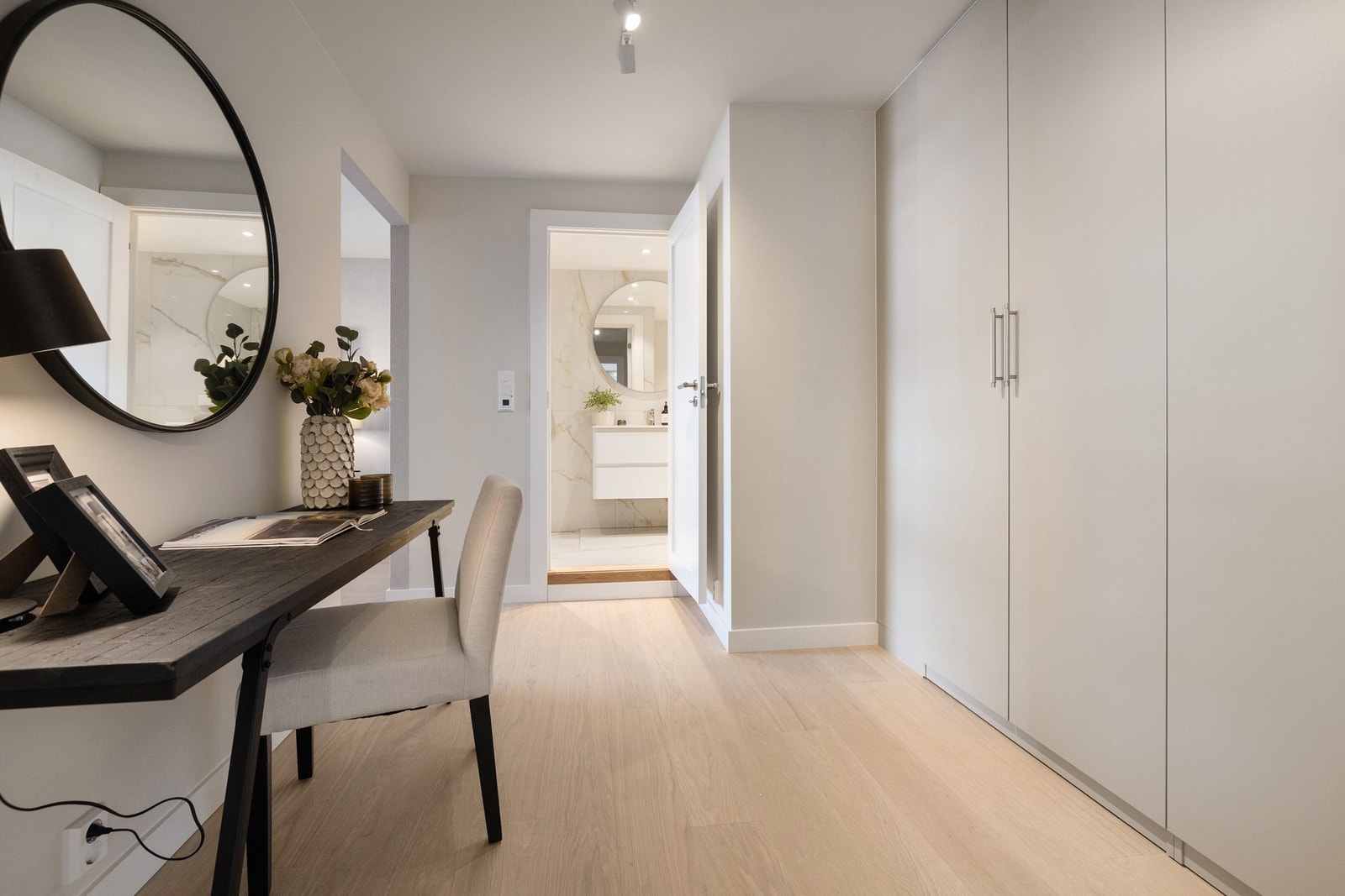 Romslig gang med rikelig med plassbygde garderobeskap. Galleribilde