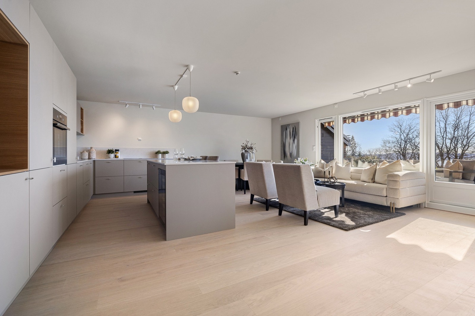 Veggene er nylig malt (2025) i en moderne og tidsriktig lys farge, mens gulvene prydes av gjennomgående Bjelin 1-stavs herdet eikegulv. Galleribilde