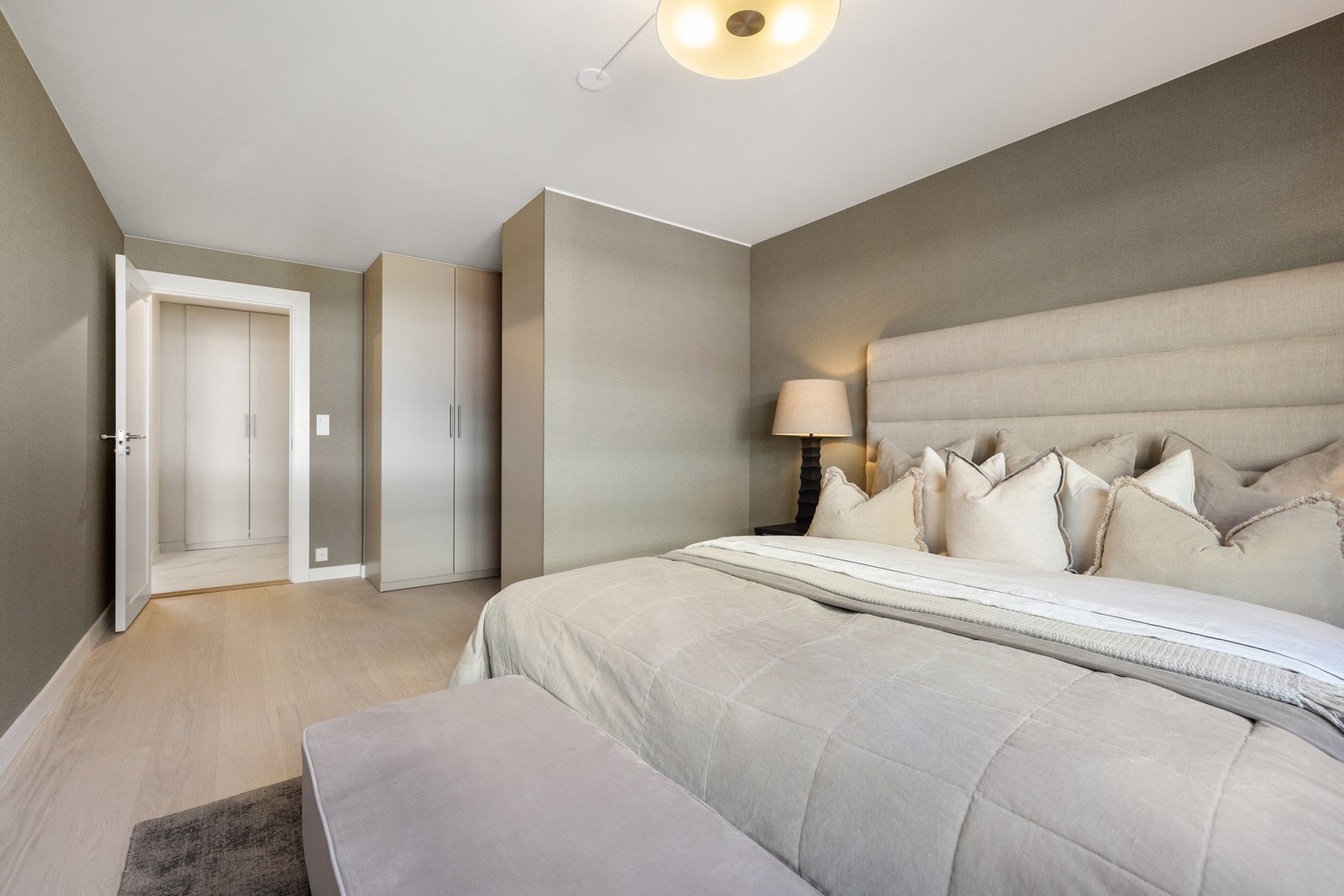 Garderoben er utstyrt med sensorbelysning for optimal brukervennlighet, og alle håndtak er levert fra R. Bergersen, som understreker den gjennomførte kvaliteten. Galleribilde