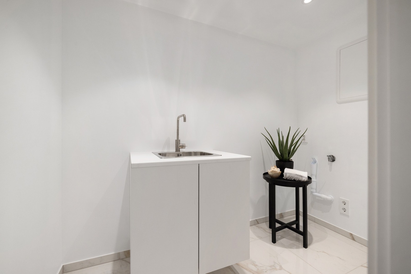 Vaskeromsdelen, som er adskilt med en praktisk skyvedør, er godt tilrettelagt med en egen innredning som gir rikelig med skapplass for oppbevaring. Her er det også plass og muligheter for en vaskesøyle. Galleribilde