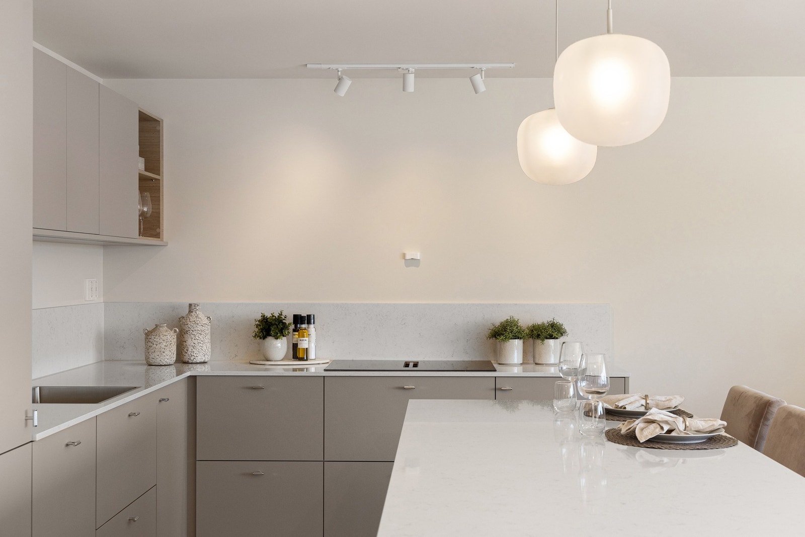 Den store kjøkkenøya gir ekstra arbeidsflate og oppbevaringsmuligheter, og skaper samtidig en naturlig samlingsplass i rommet. Galleribilde