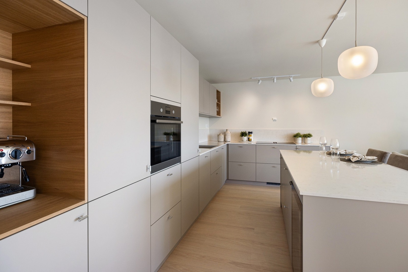 Her får du et kjøkken som både er lekkert og funksjonelt - perfekt for både hverdagsbruk og hyggelige sammenkomster. Galleribilde