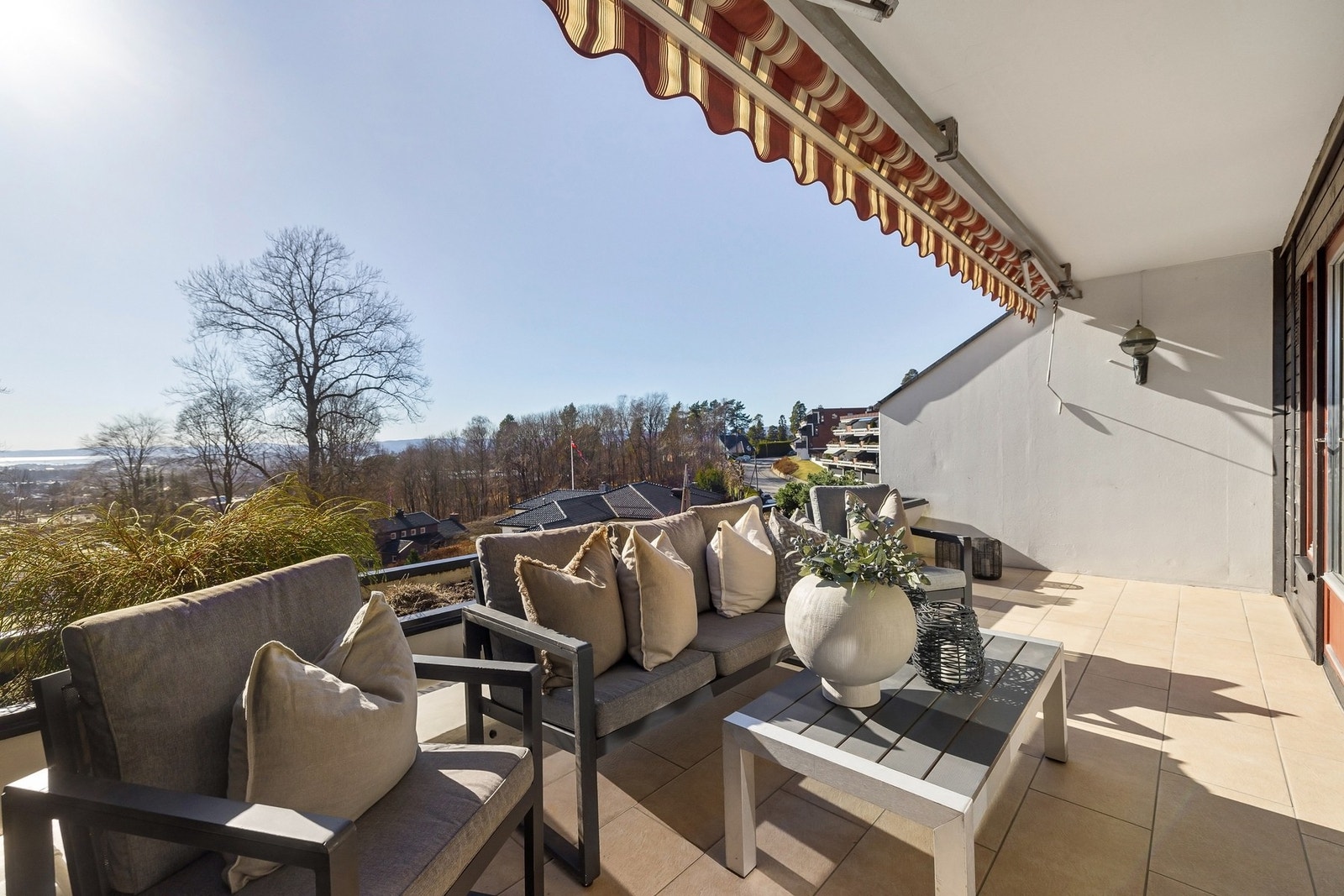 Boligen har to flotte balkonger på tilsammen 22m² som gir varierte uteplasser til både solfylte dager og rolige stunder i skyggen. Galleribilde