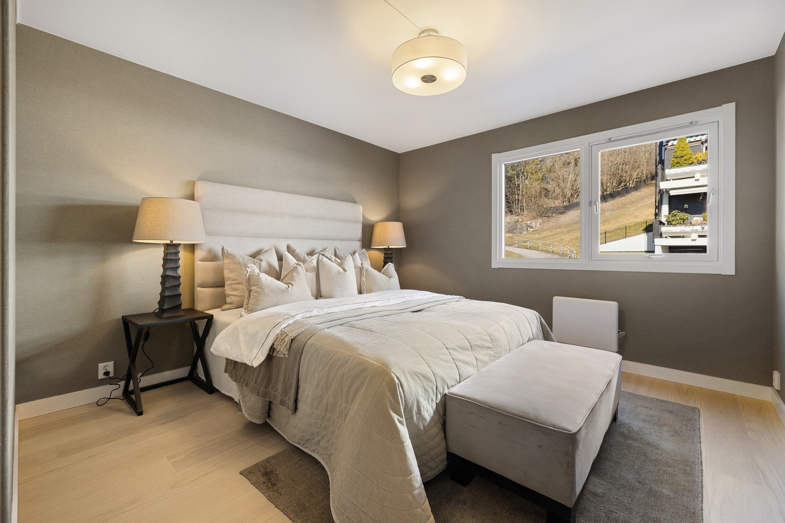 Hovedsoverommet er romslig og praktisk inndelt med en egen walk-in garderobeløsning som skaper en naturlig oppdeling mellom garderobe og sovedel. Galleribilde