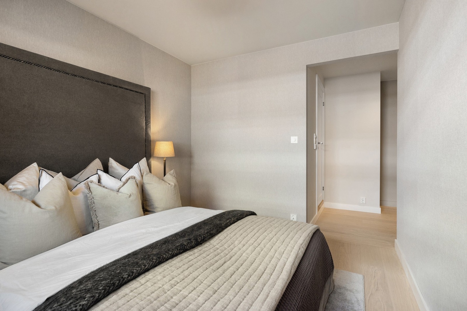 Gulvene er belagt med flott parkett, og veggene har en eksklusiv tapet som tilfører rommet en sofistikert atmosfære. Galleribilde