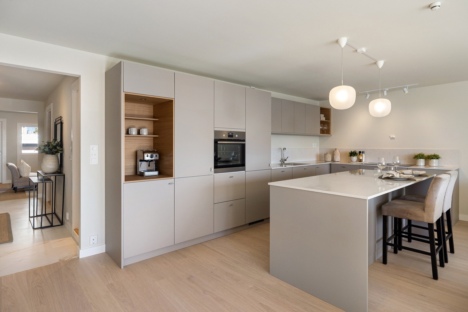 Kjøkkenet har en eksklusiv KVIK innredning som preges av gjennomtenkte detaljer og kvalitetsrike materialer. Galleribilde