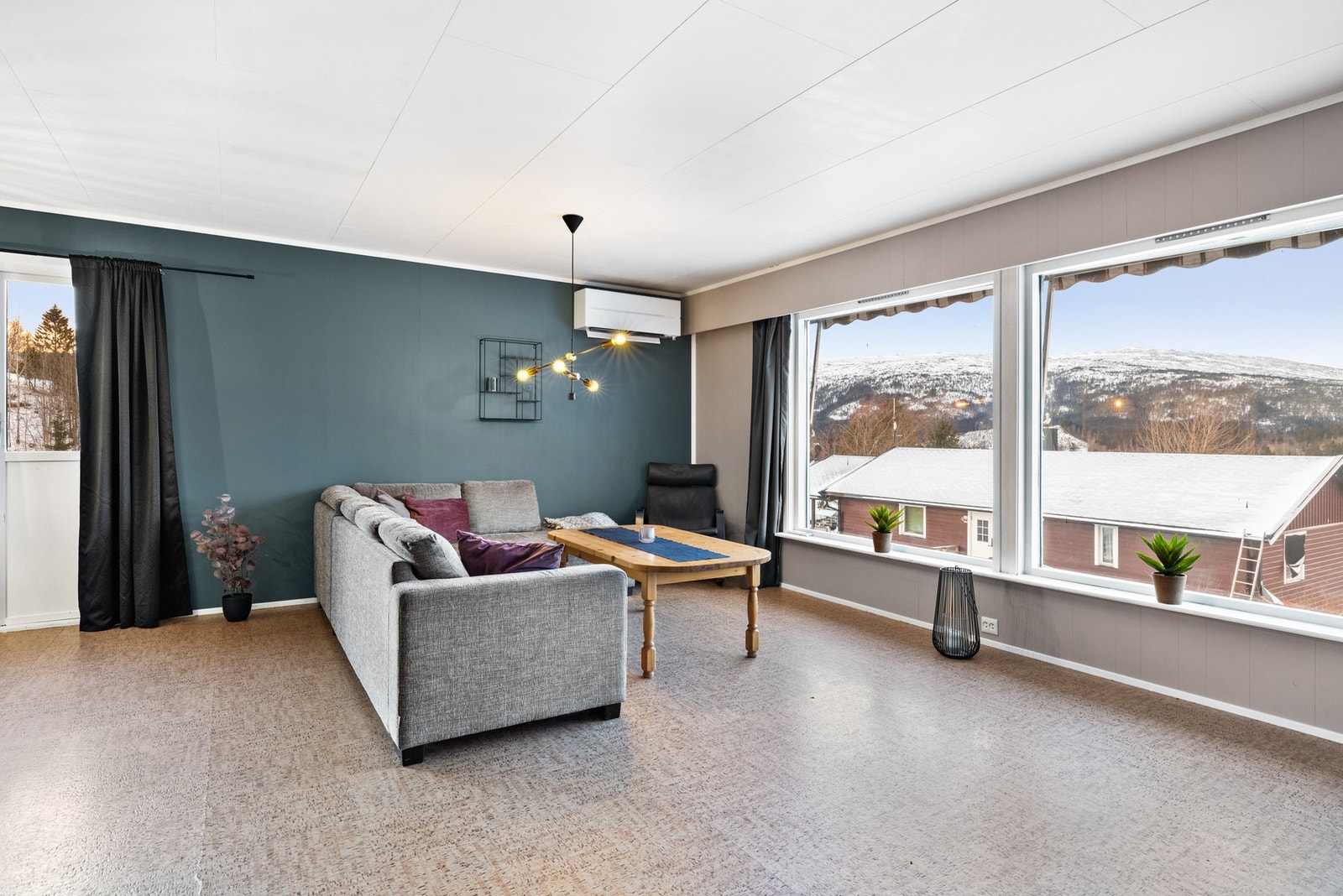 Romslig stue med plass til flere møbelsoner Galleribilde