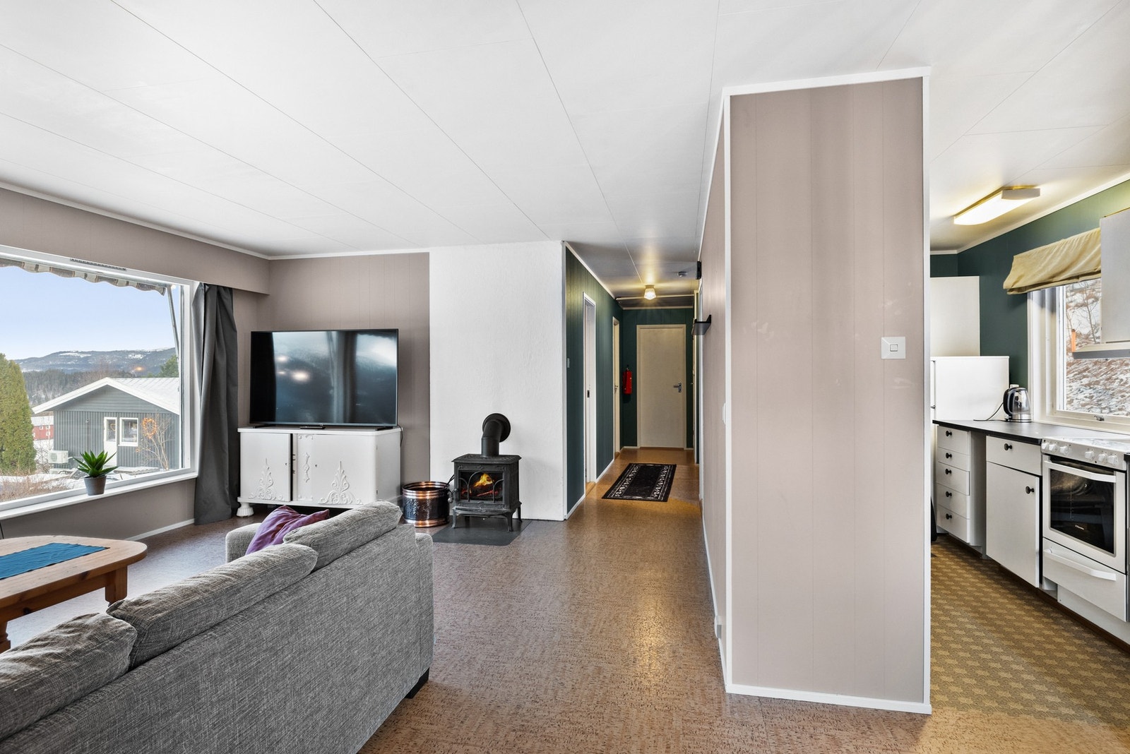 Boligens oppvarmingskilder er varmepumpe og vedfyring Galleribilde