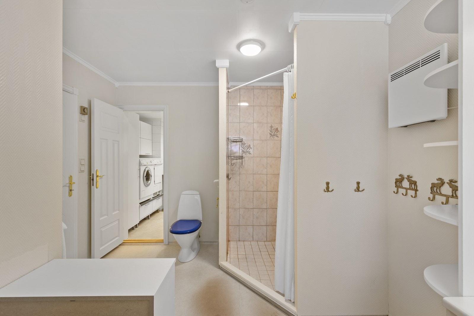 Fra badet er det adkomst til det praktiske vaskerommet. Galleribilde
