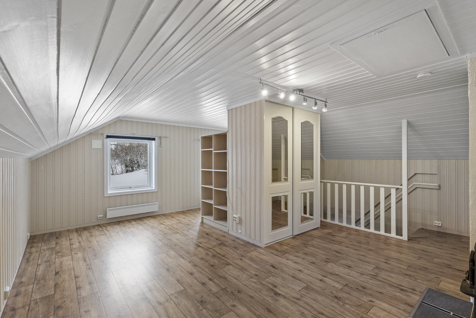 Loftstuen har også vedovn for oppvarming. Galleribilde