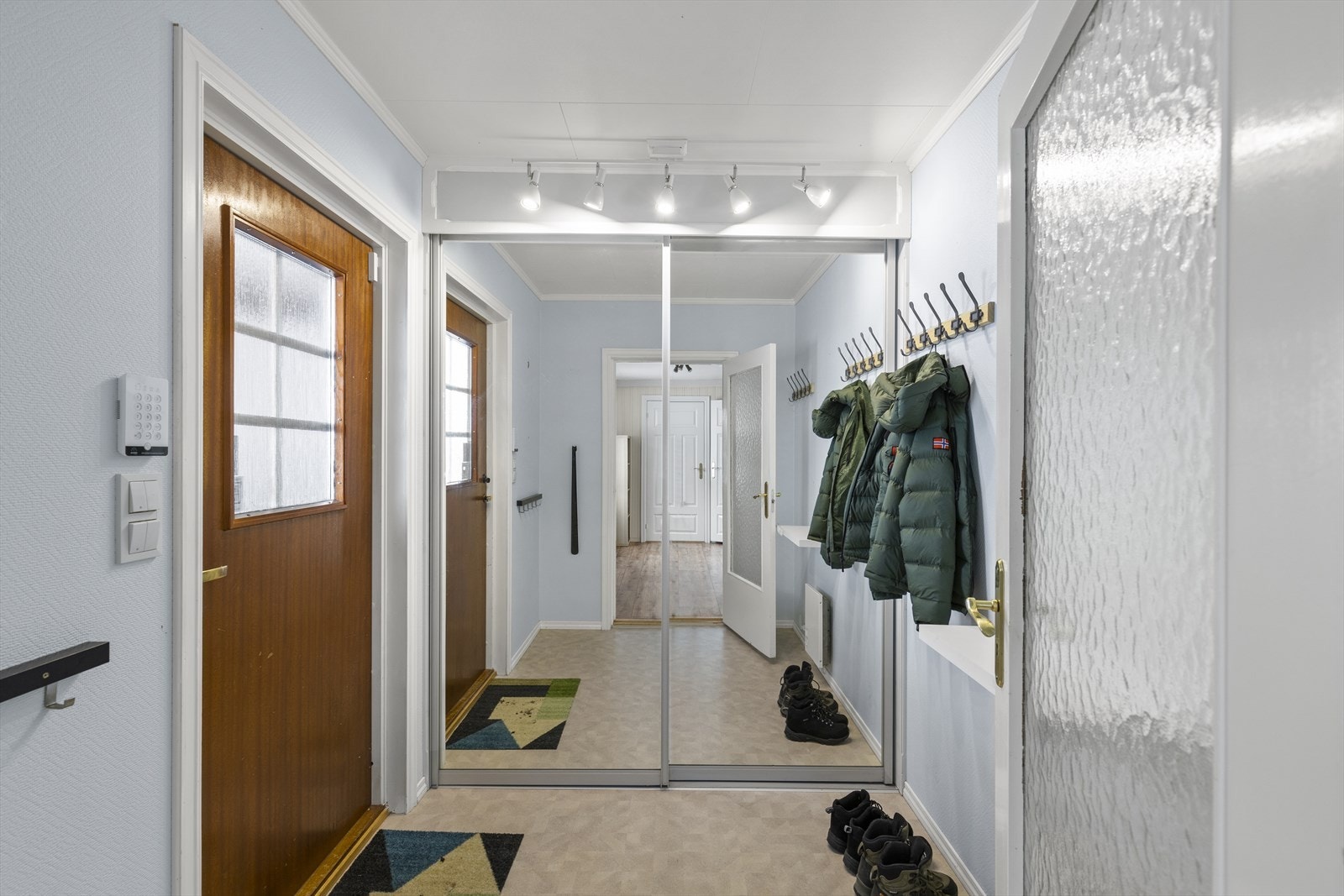 Romslig entré når du kommer inn i boligen. Galleribilde