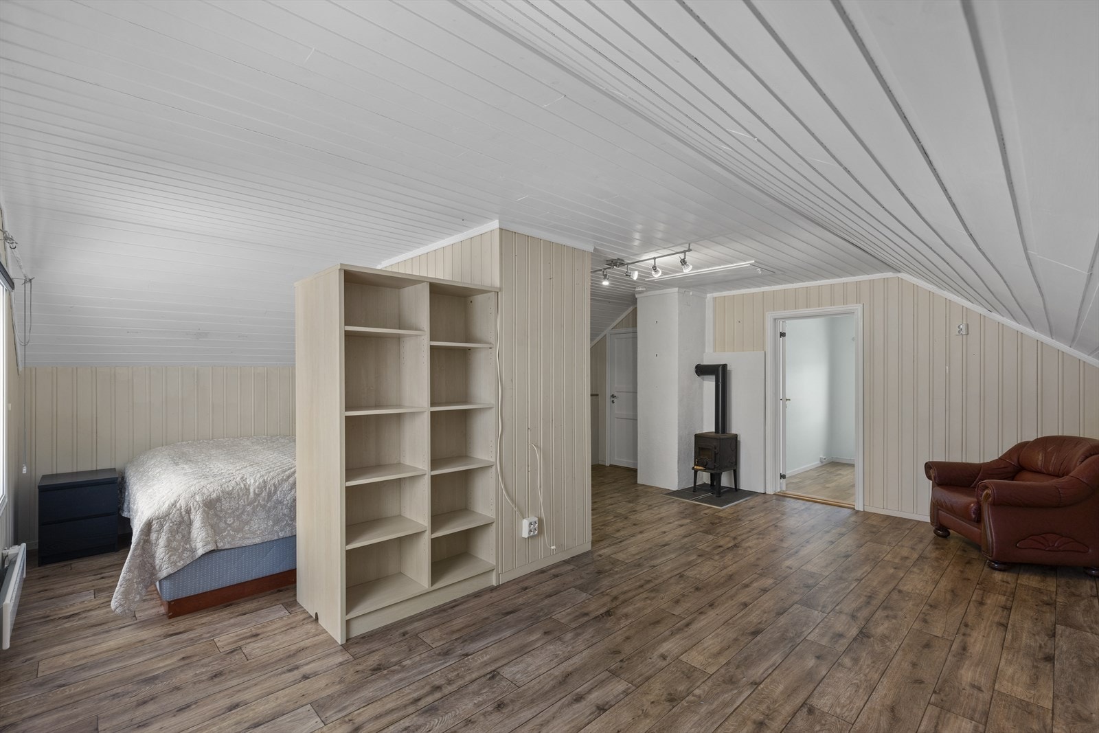 Nåværende eier har benyttet loftstuen til sovealkove klar til gjester. Galleribilde