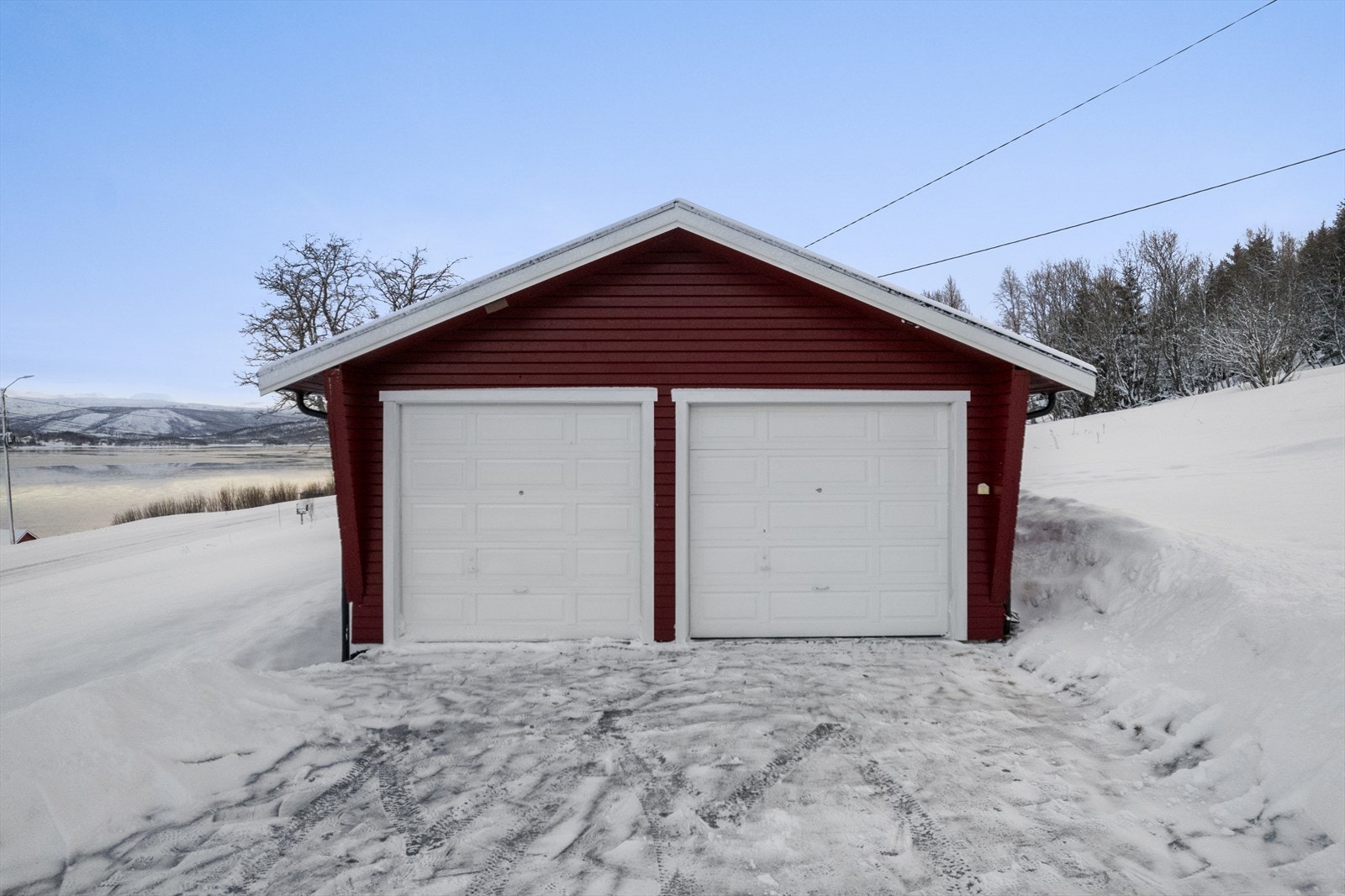Det er dobbelgarasje på eiendommen. Galleribilde