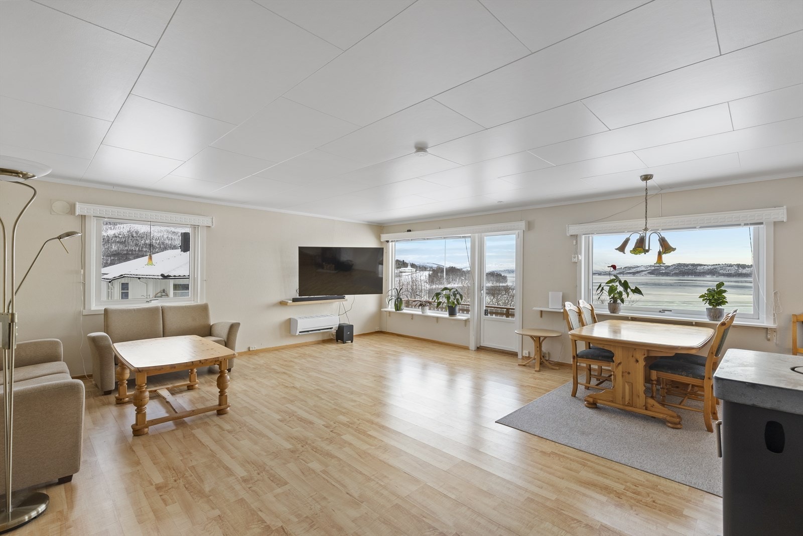 En romslig stue med god plass til sittegruppe og spisegruppe. Galleribilde