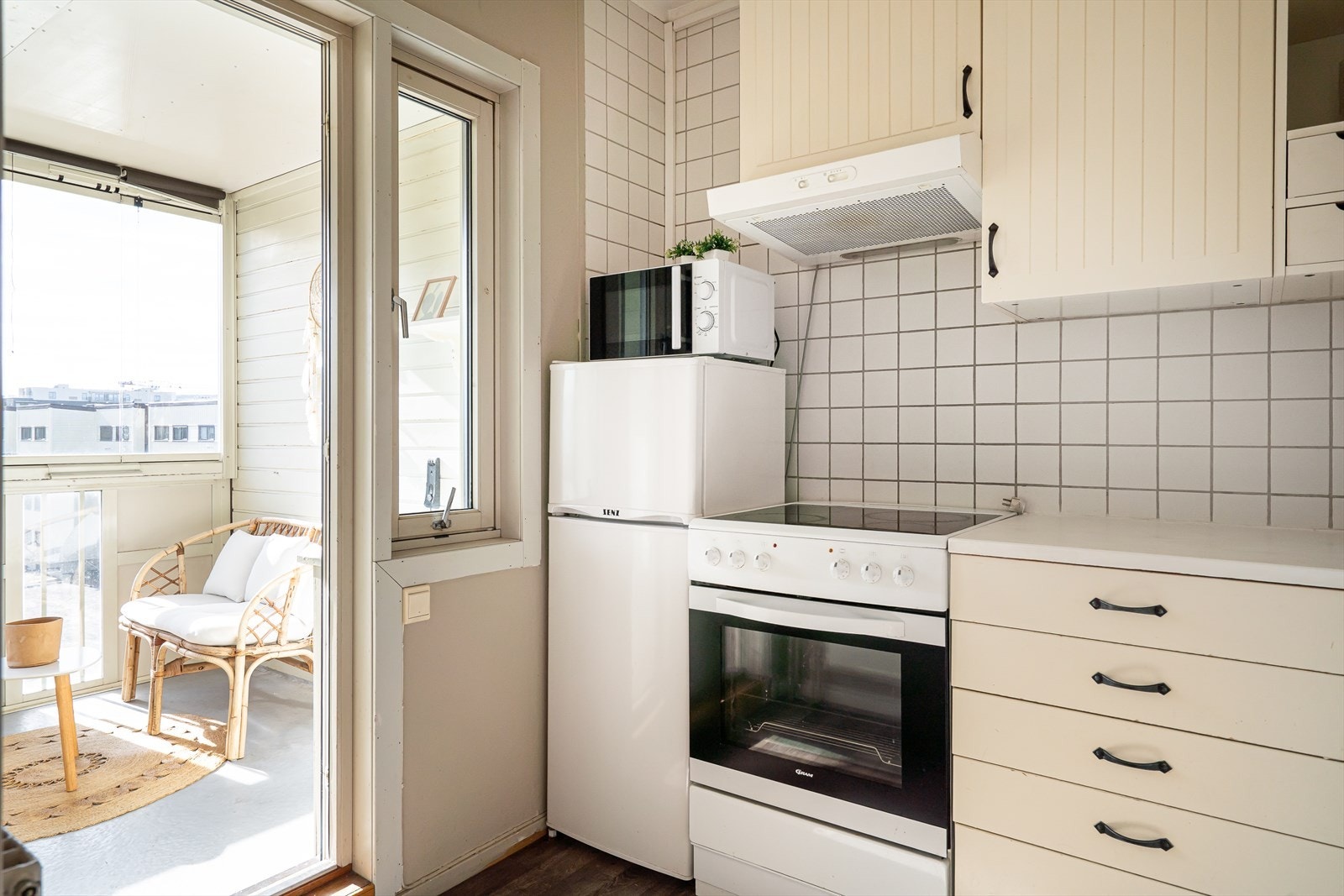 Fra kjøkkenet er det utgang til innglasset balkong. Galleribilde