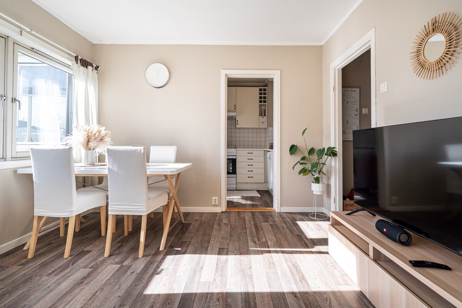 I stuen er det gode møbleringsmuligheter. Galleribilde