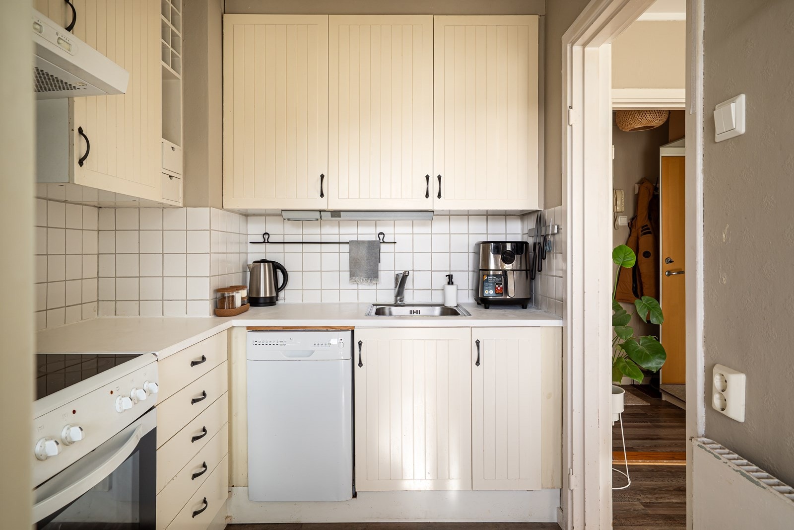 Mellom benk og skap er det montert fliser. Galleribilde