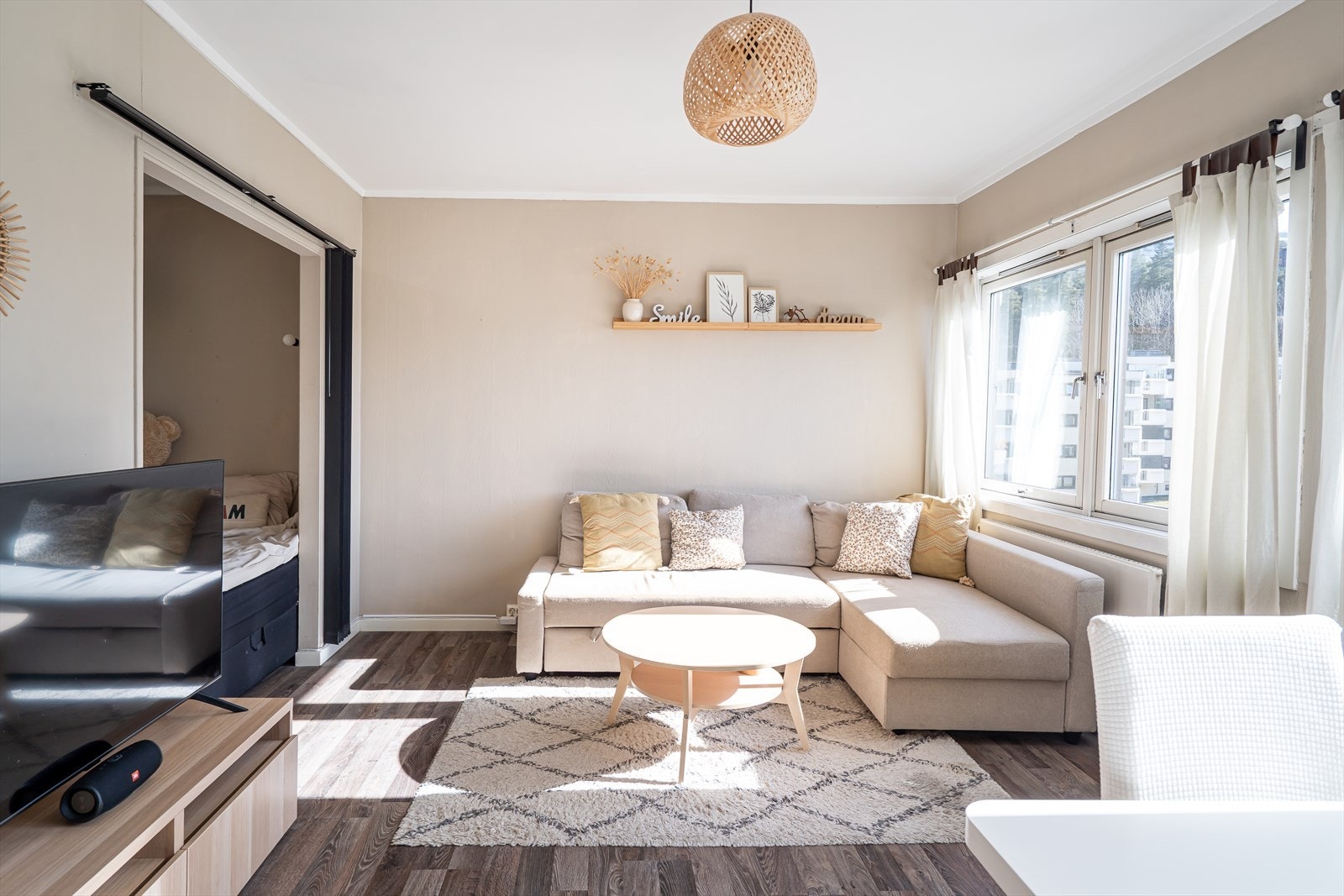 Stuen har godt med lysinnslipp. Galleribilde