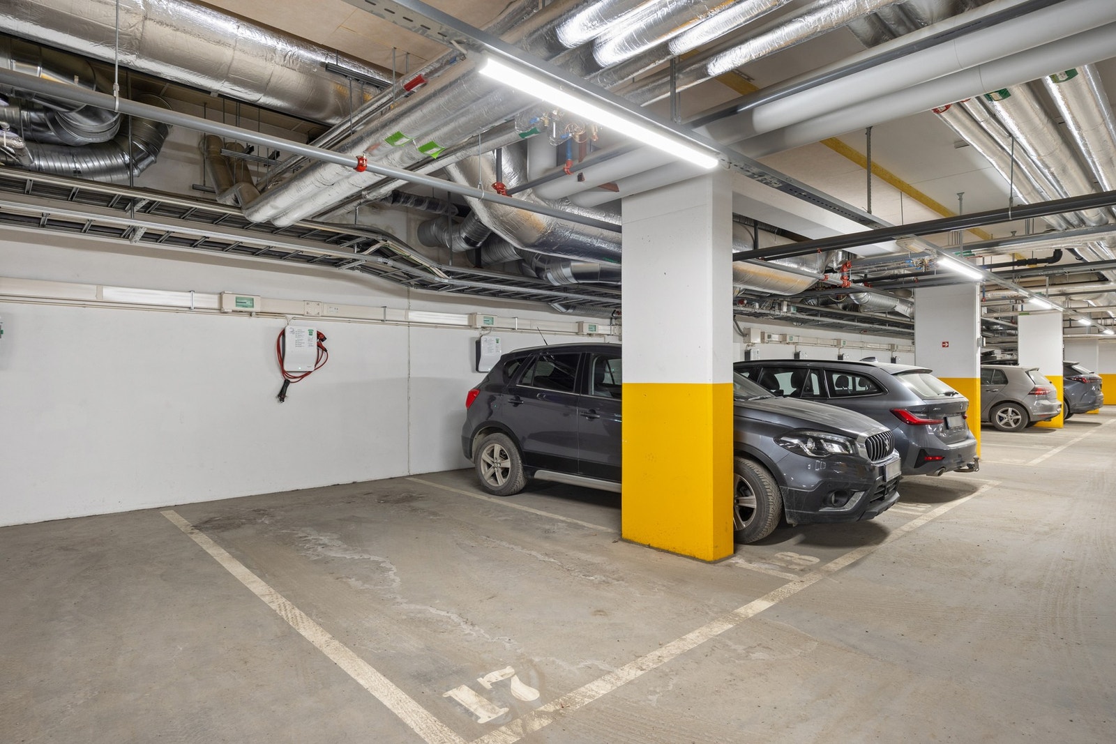 Leiligheten disponerer en biloppstillingsplass med elbillader Galleribilde