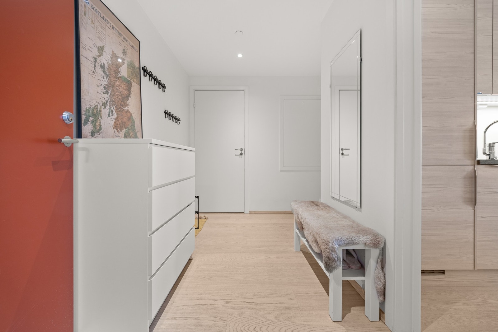 Innbydende entré som gir et godt førsteinntrykk av leiligheten Galleribilde