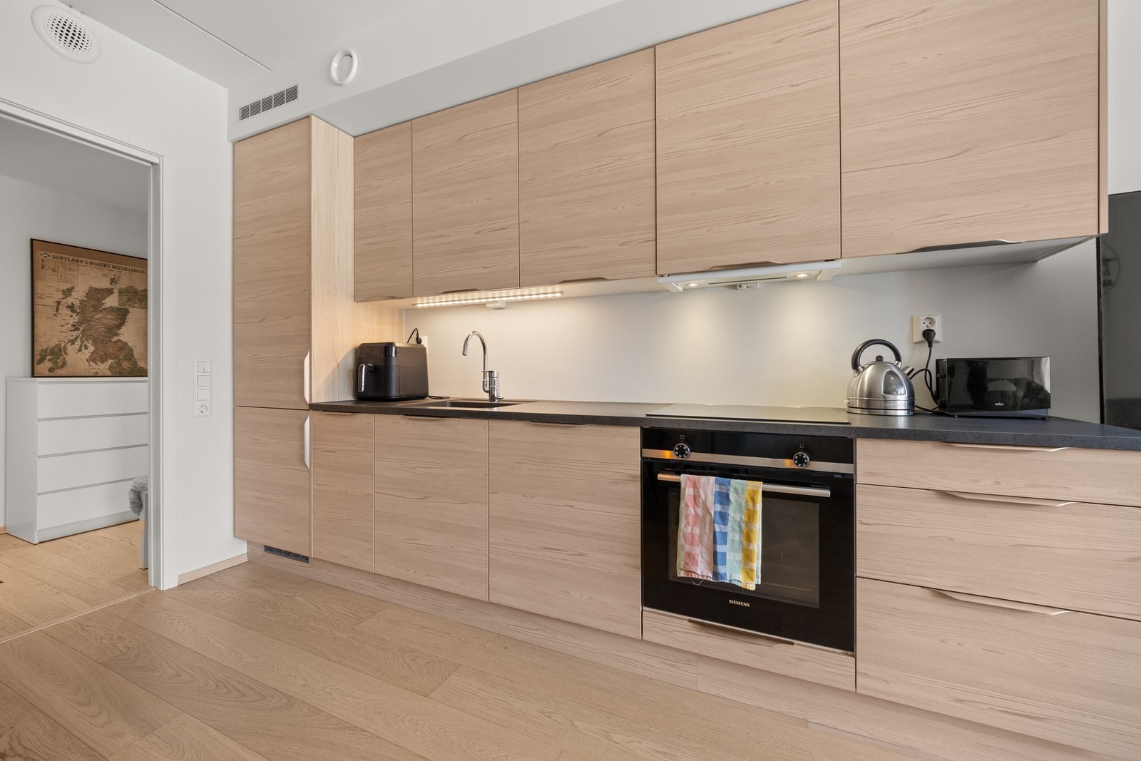 Delikate slette fronter med integrerte hvitevarer Galleribilde