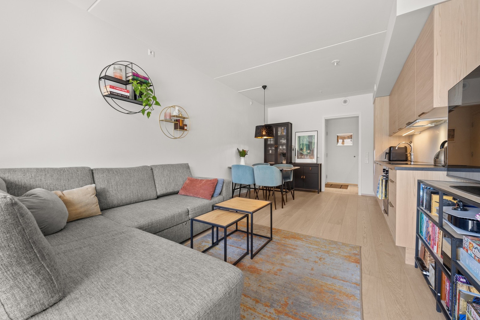 Åpen stue-/kjøkkenløsning gir en luftig romfølelse, som skaper et sosialt samlingspunkt i boligen Galleribilde