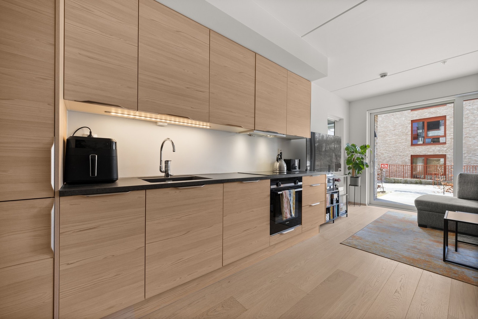 Benkeplate av laminat med praktisk underlimt oppvaskkum som gjør rengjøringen enkel og effektiv Galleribilde