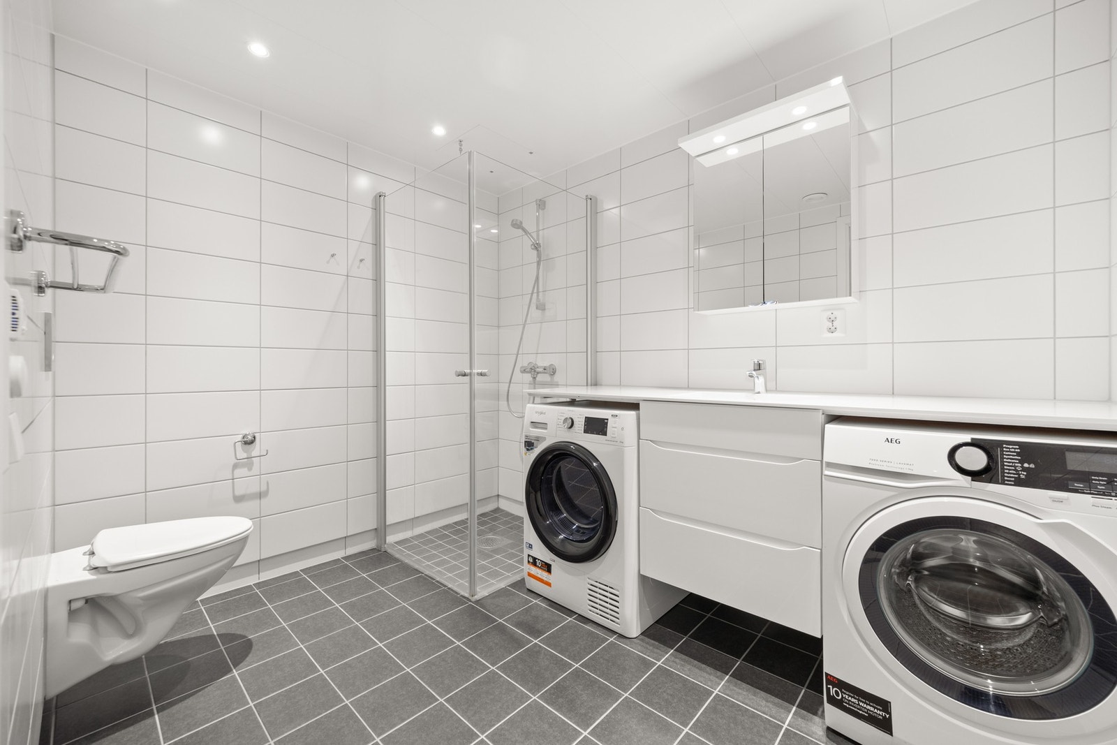 Lekkert helfliset bad fra 2021 med varmekabler i gulv for god komfort Galleribilde