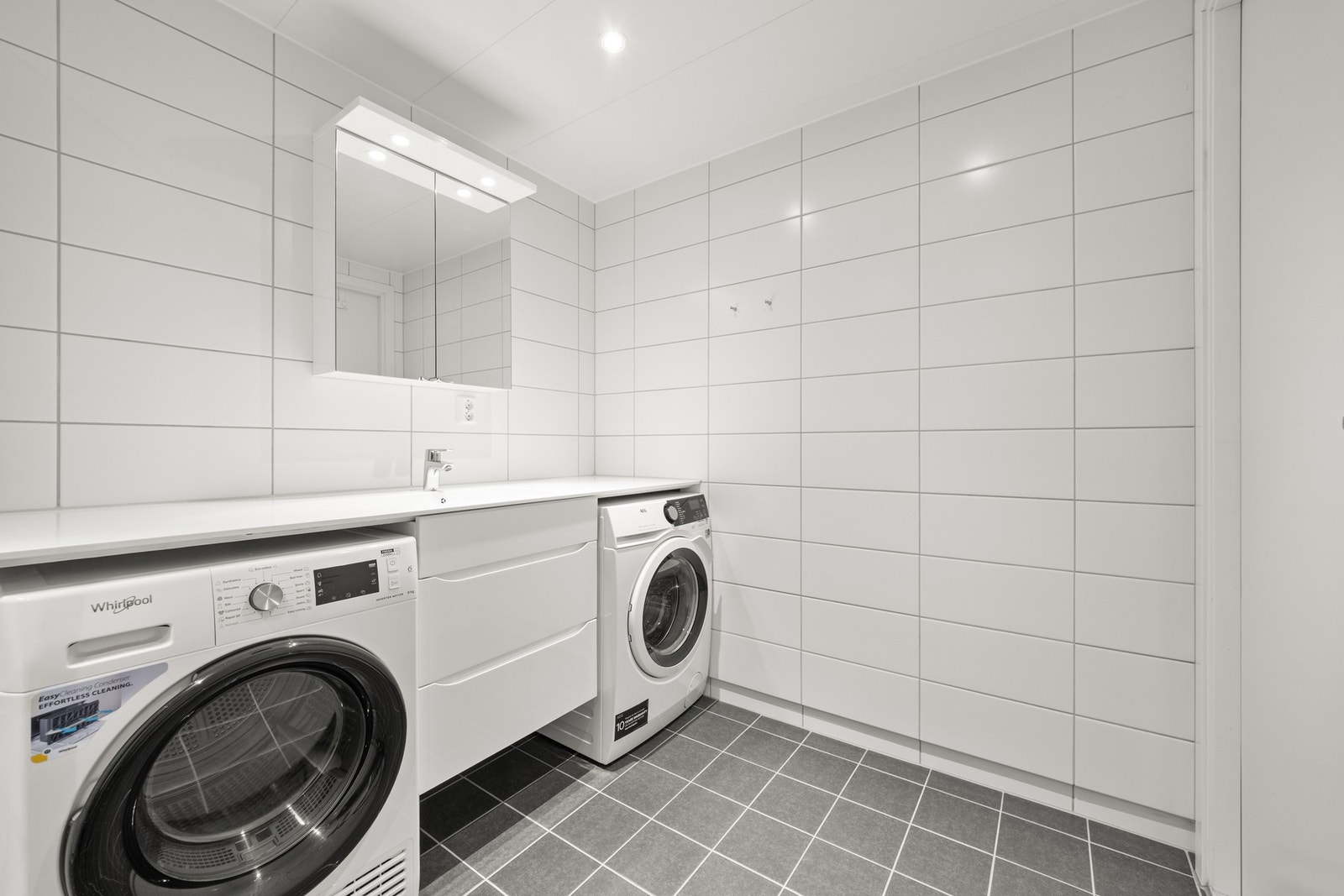 Vegghengt speilskap med overlys for optimal belysning og praktisk oppbevaring Galleribilde