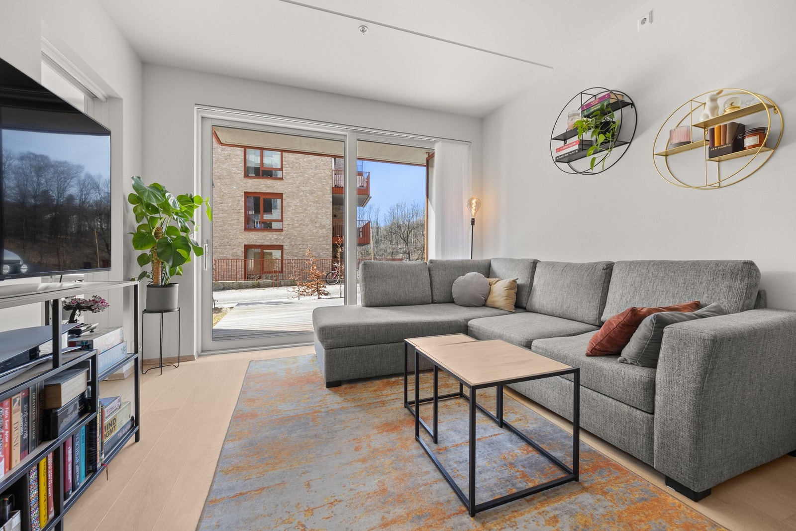 Fra stuedelen har du adkomst til en sørvestvendt veranda Galleribilde