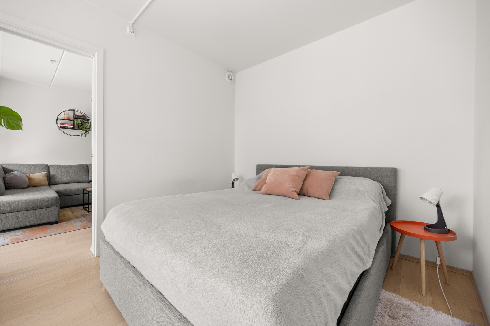 Romslig soverom med plass til en dobbeltseng og nattbord på hver side Galleribilde