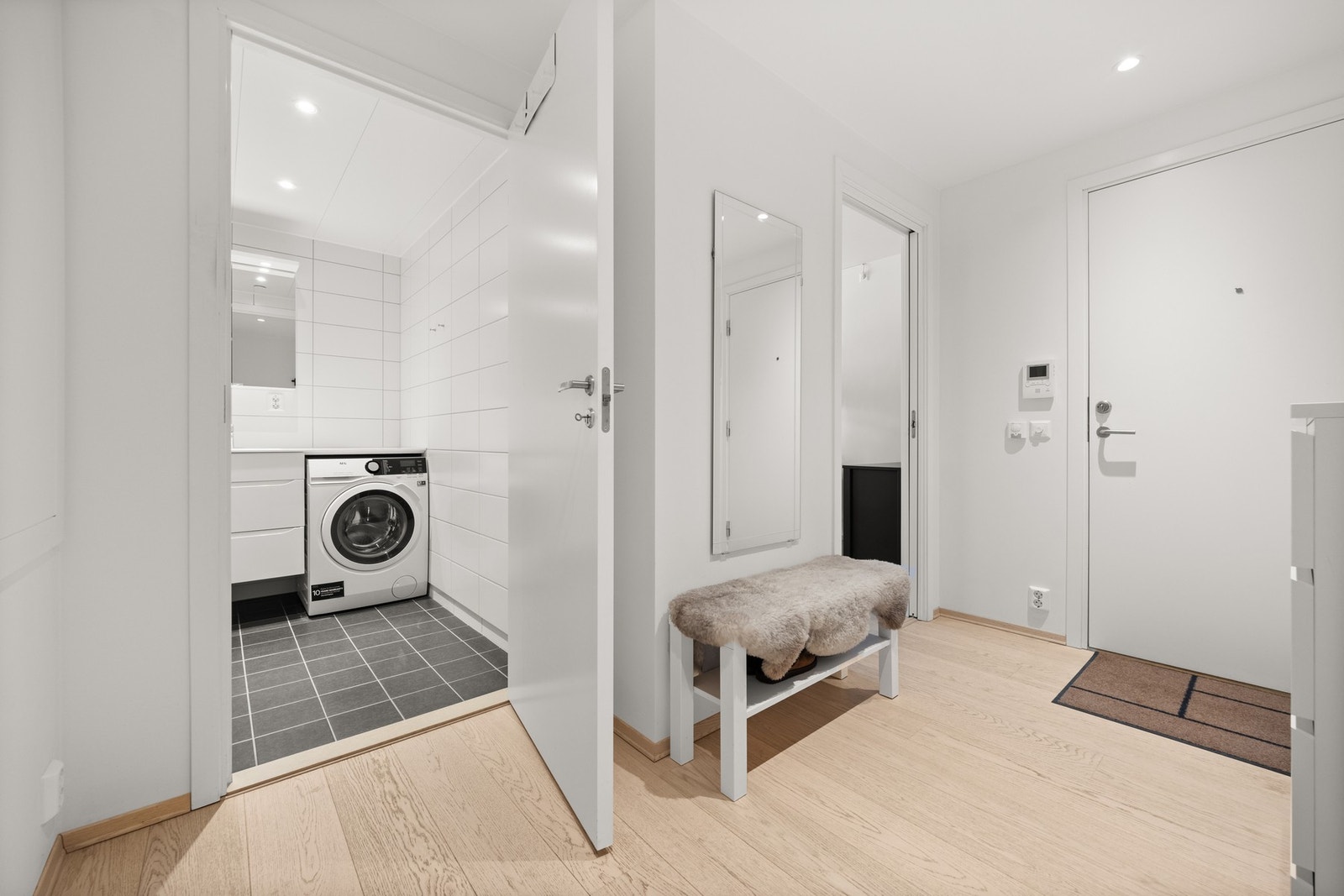 Fra entréen har du adkomst til både bad, stue/kjøkken og en bod Galleribilde