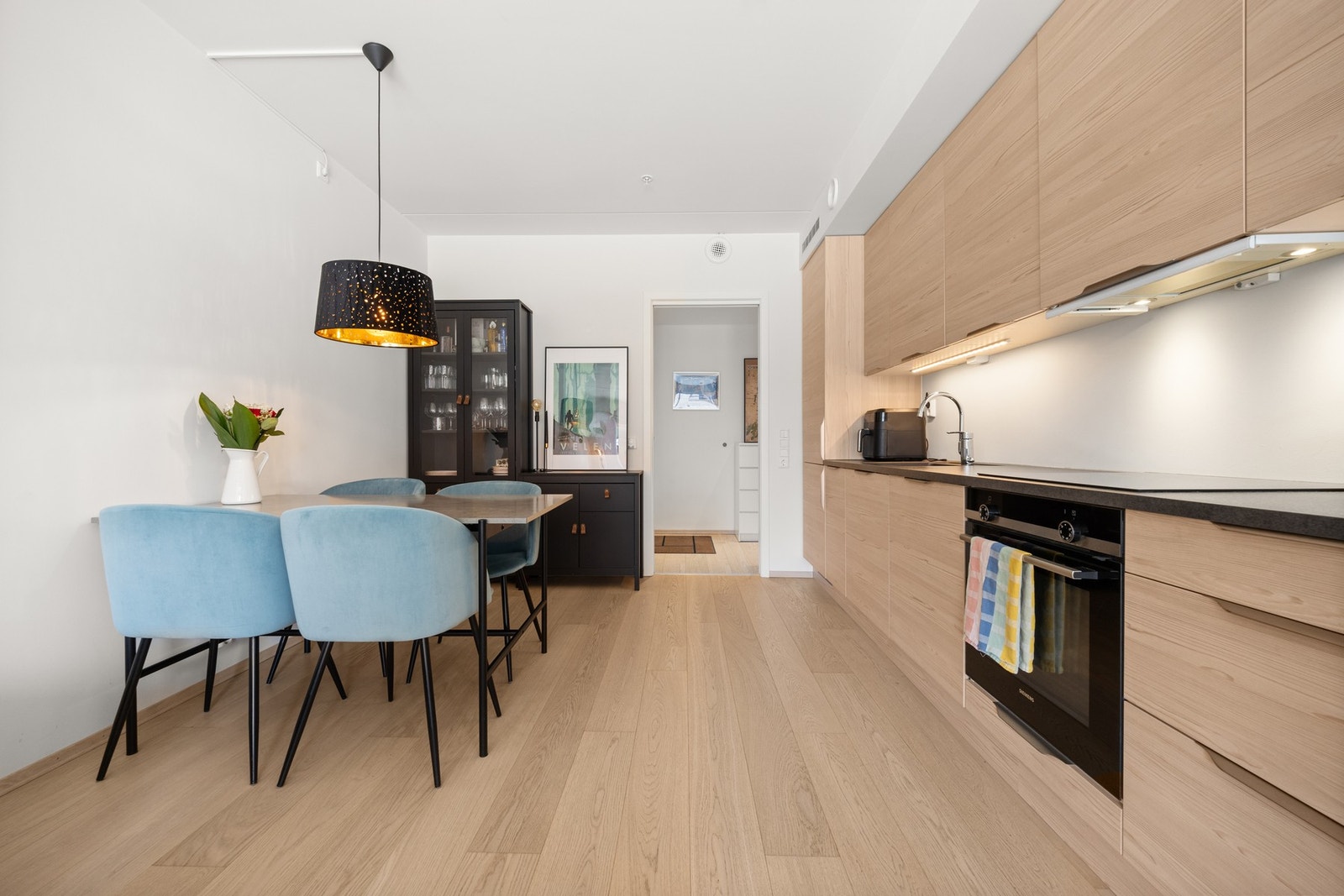 Elegant og moderne åpen kjøkkenløsning fra 2021 Galleribilde