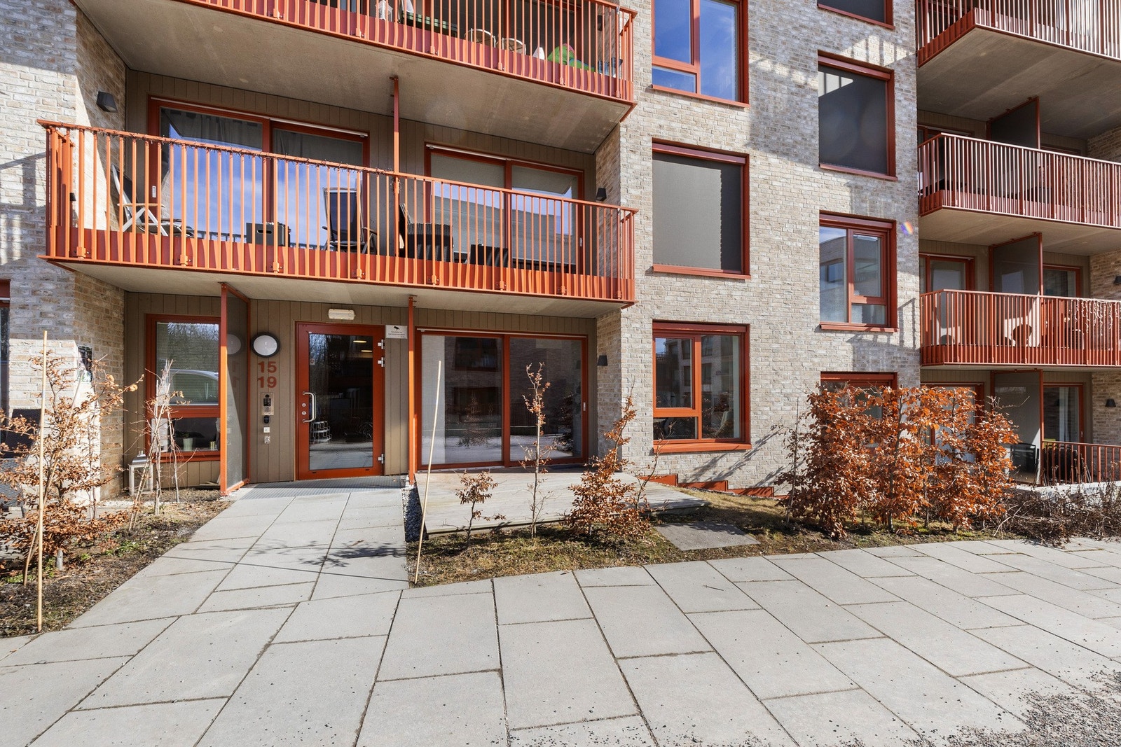 Oppgangen til leiligheten har callinganlegg og heis Galleribilde