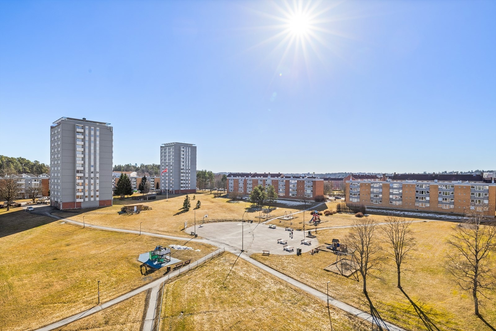 Leiligheten er vendt ut mot hyggelige og grønne fellesområder. Galleribilde