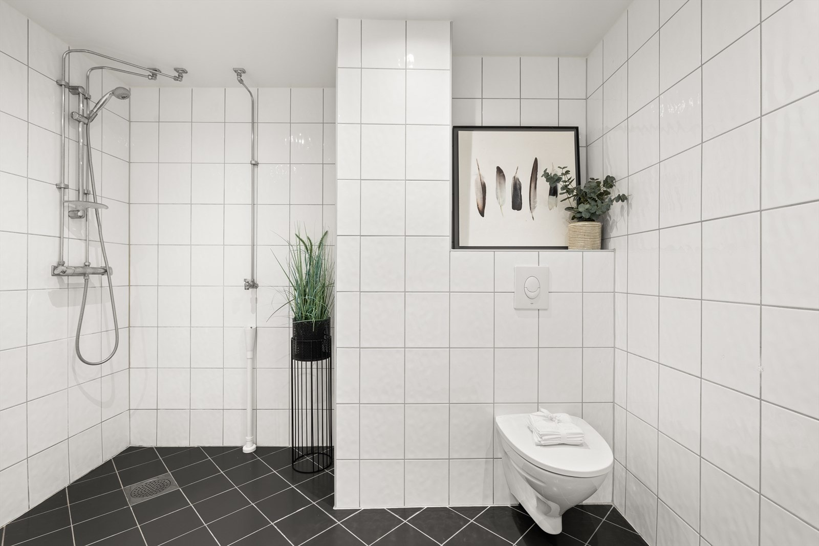 Det er varmekabler i baderomsgulv. Varmtvann, fyring, kabel-tv og bredbånd inkludert i felleskostnadene. Galleribilde