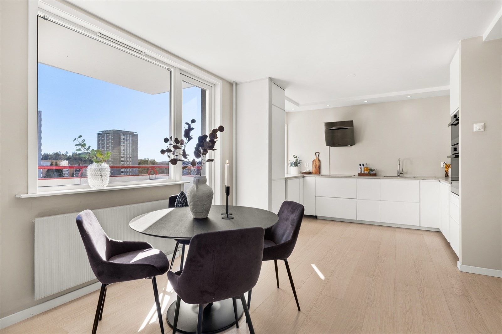 Leiligheten har en god planløsning med åpen stue- og kjøkkenløsning. Galleribilde