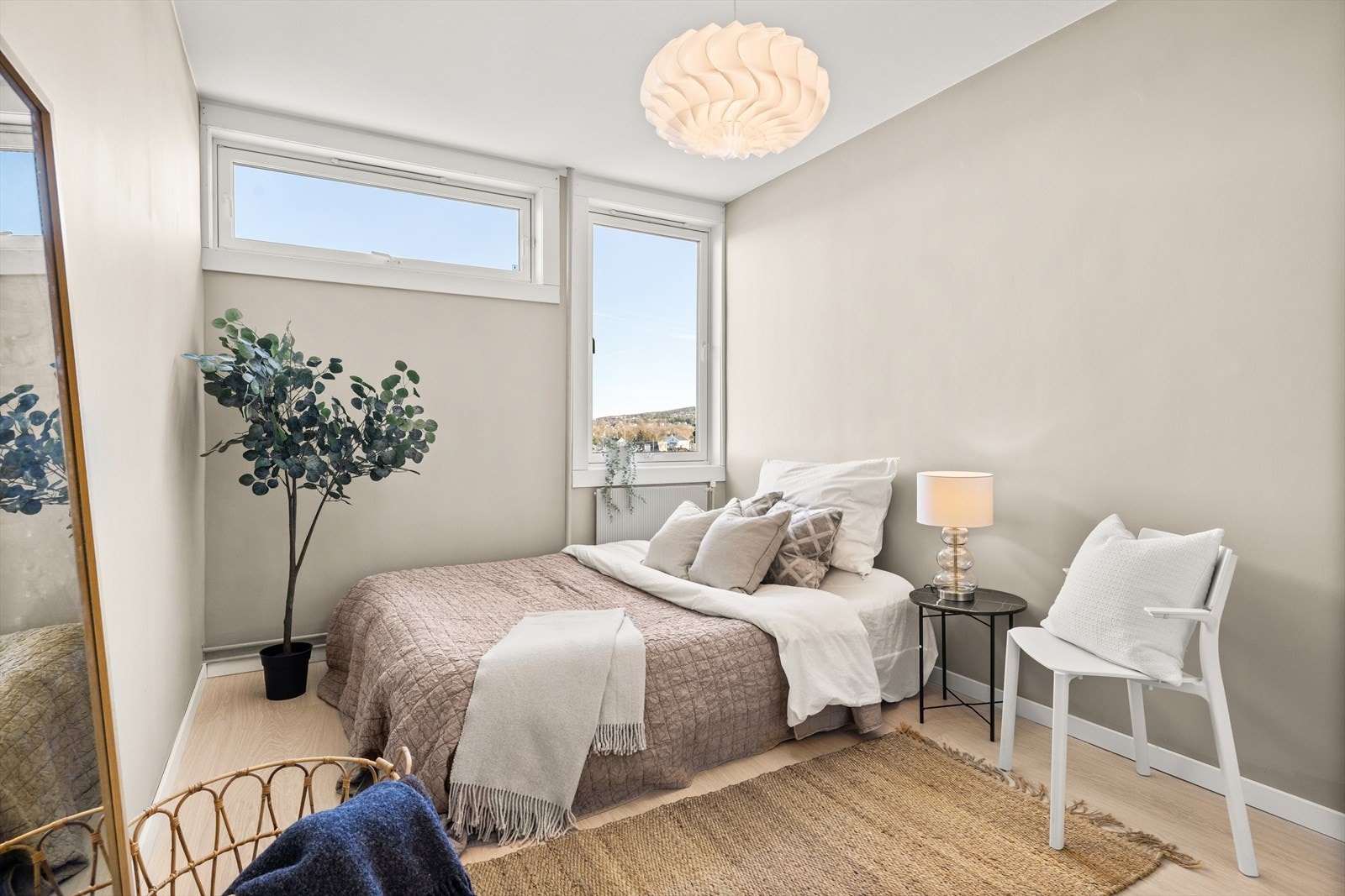 Soverom 2 med plass til dobbeltseng, nattbord og garderobeløsning. Galleribilde