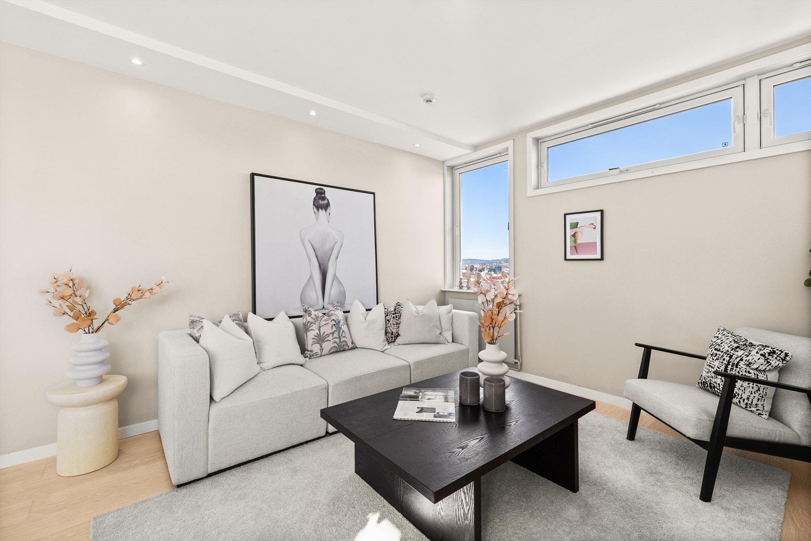 Leiligheten er delvis overflateoppusset og er malt i delikate fargetoner som gjør det enkelt å innrede. Galleribilde