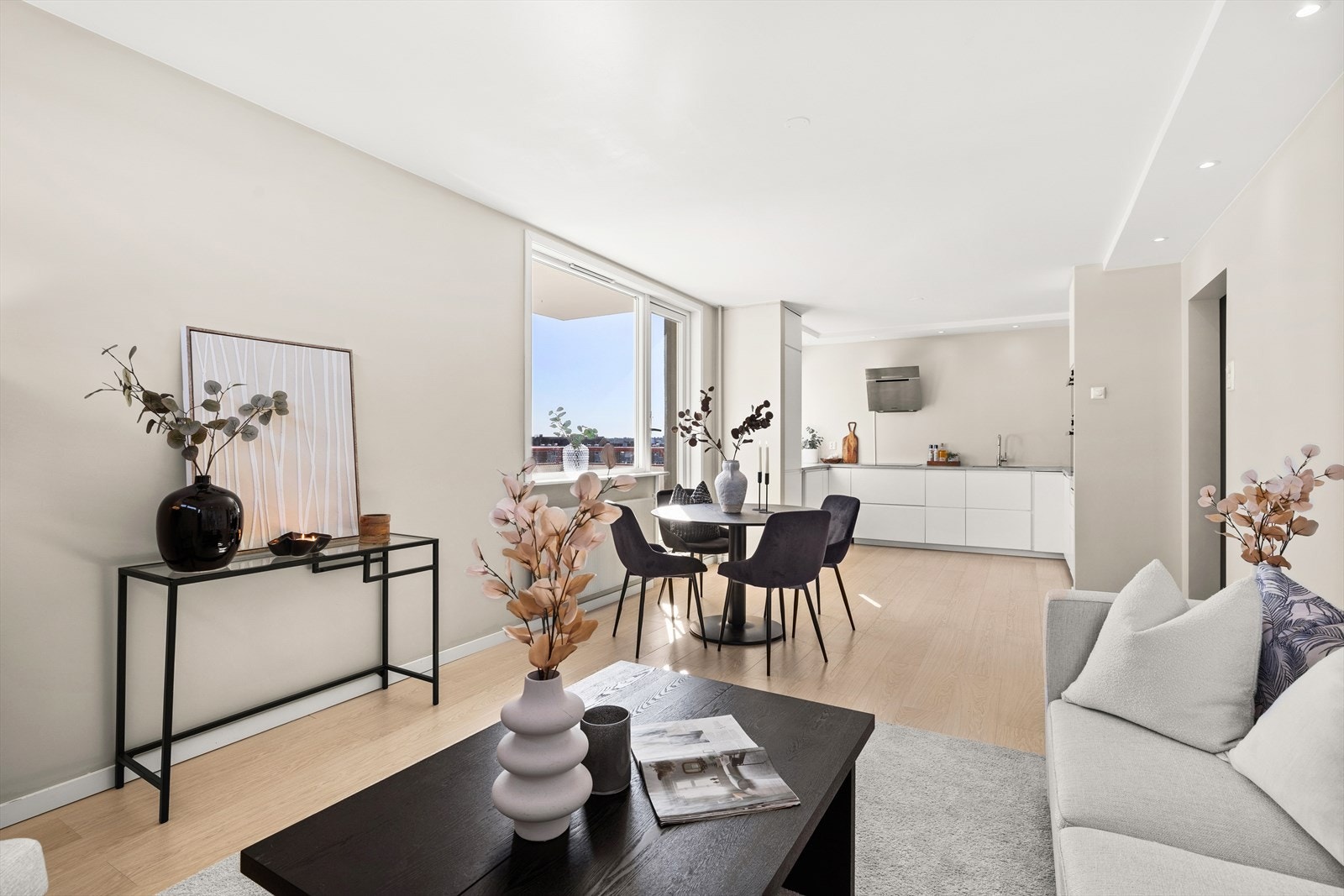 I stue er det fin plass til flere sittegrupper og soner. Galleribilde