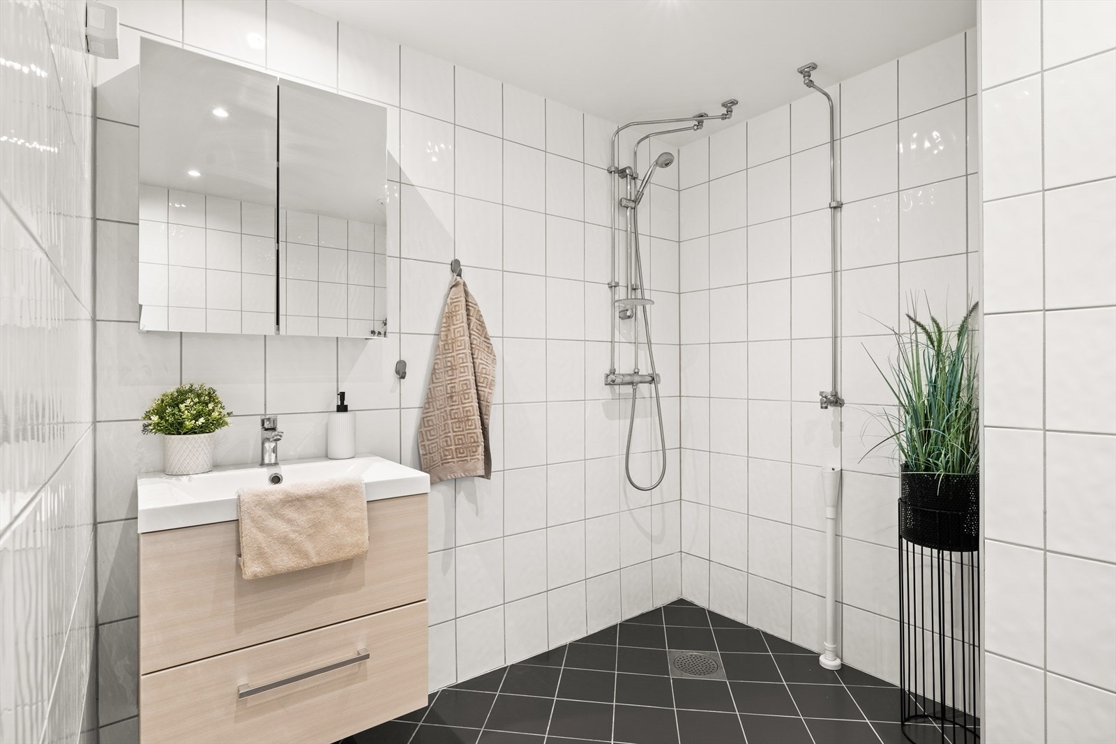 Lyst flislagt baderom pusset opp i regi av borettslaget i 2010. Galleribilde