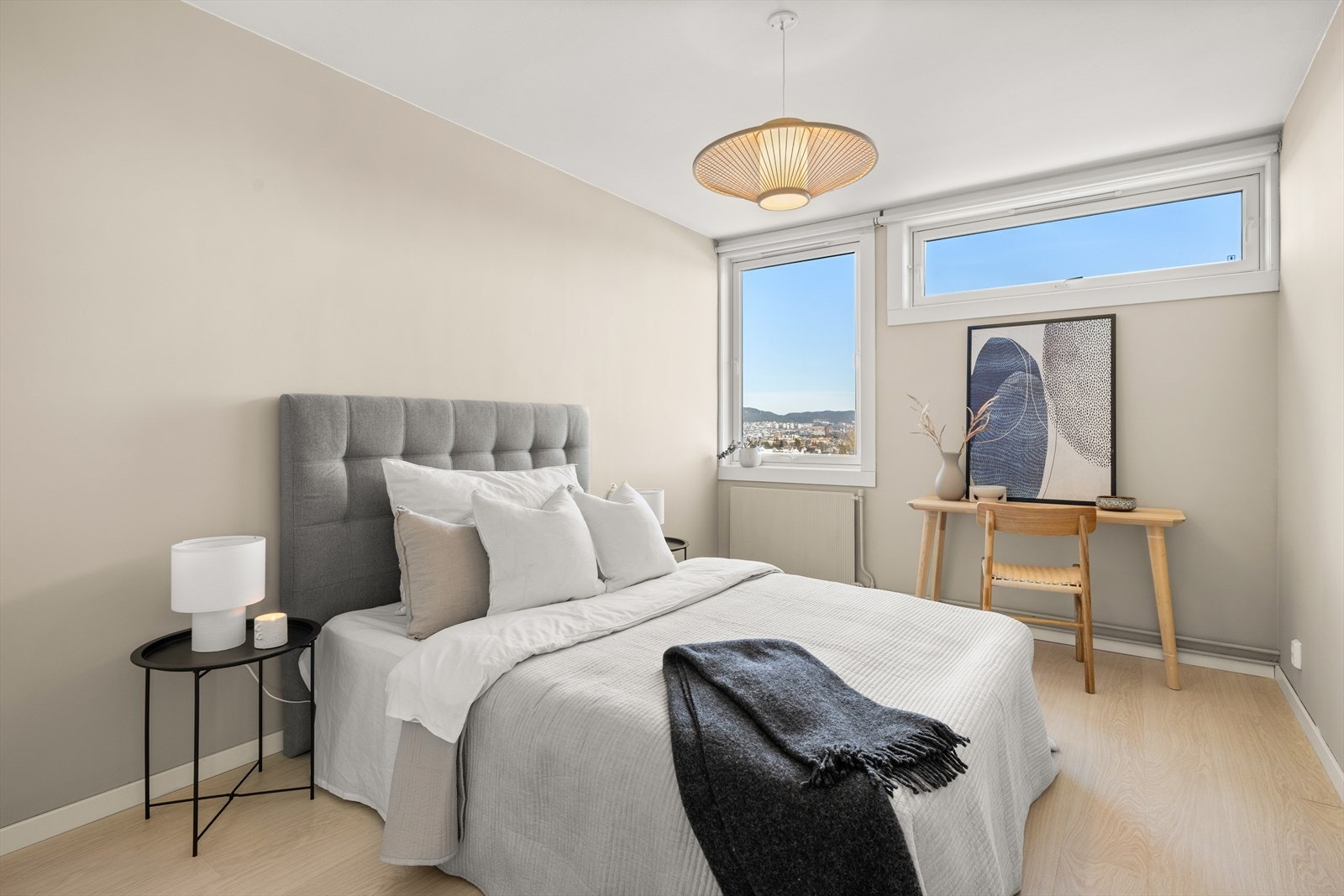 Hovedsoverommet er av god størrelse med plass til stor dobbeltseng og tilhørende nattbord. Galleribilde