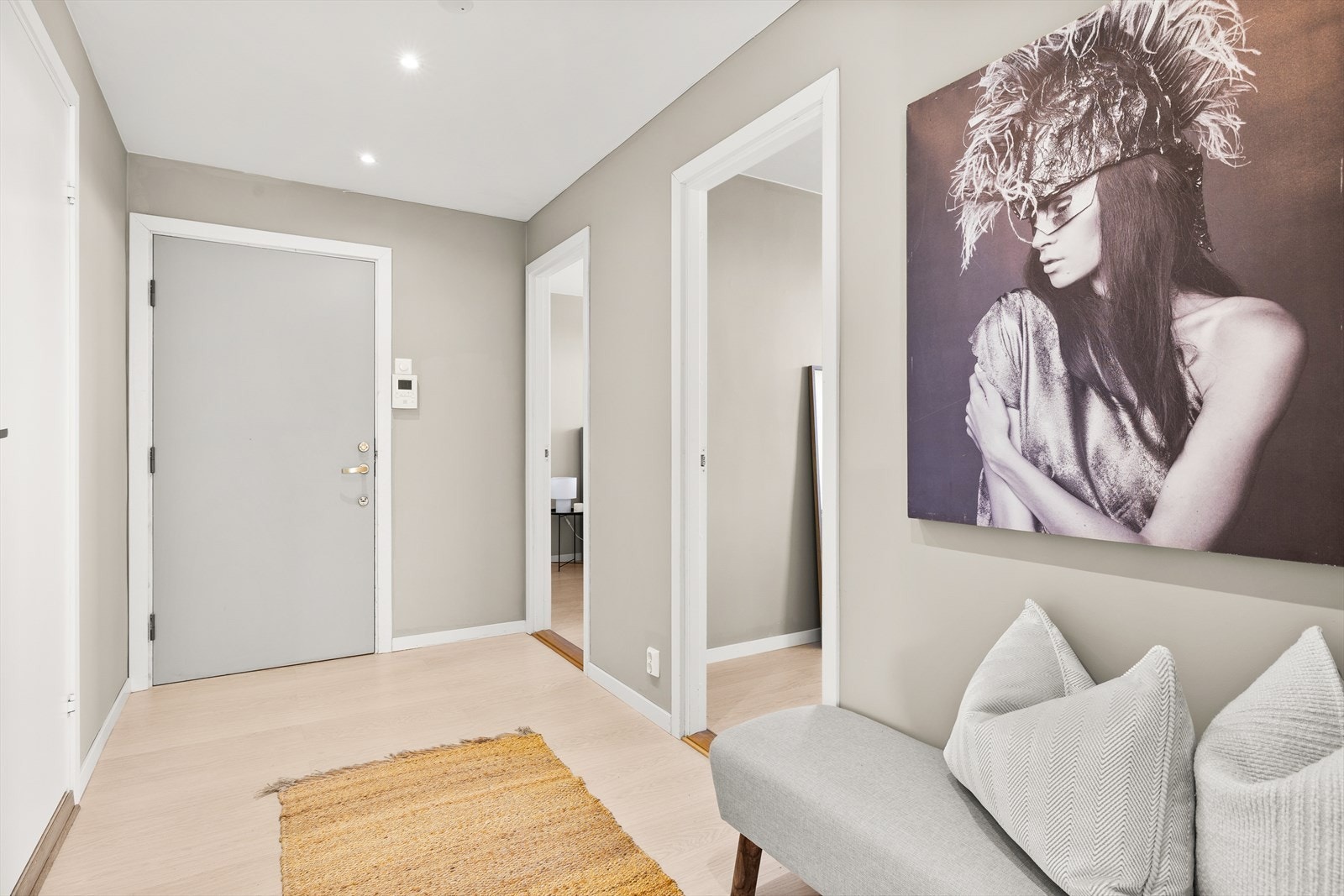 Entrè med plass til oppbevaring av sko og yttertøy. Leiligheten disponerer også en bod i kjeller og en bod på loft. Galleribilde