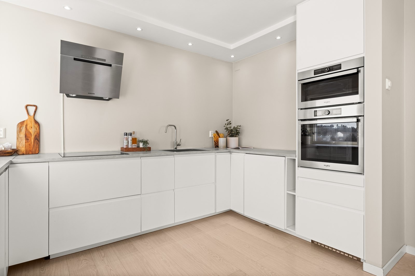 Tidløse og fine fargevalg på kjøkkenet. Galleribilde